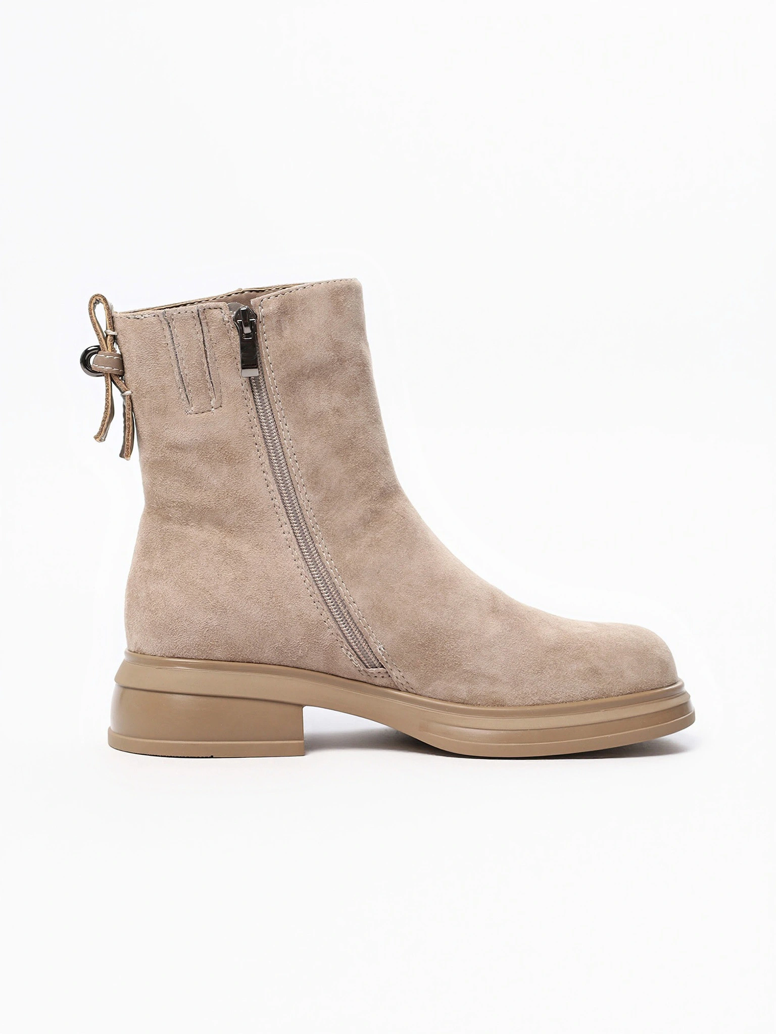 Ботинки бежевого цвета на широком срднем каблуке